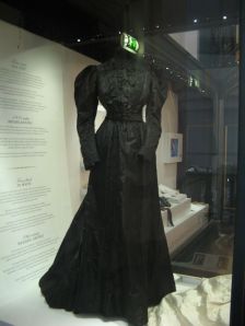 This black dress is so kickass it has a exhibition case of its own... nice...